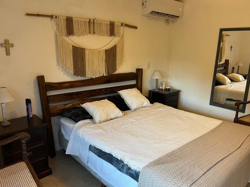 Excelente casa en el Tesoro con amplio jardín y parrillero
